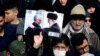 Un manifestant ține o poză a liderului ayatollah Ali Khamenei cu Qassem Soleimani, în timpul protestului împotriva asasinării ultimului, Teheran, 3 ianuarie 2020