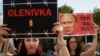 Роднини на защитниците на "Азовстал" започнаха протести в Мариупол с искане Русия да бъде призната за терористична държава след експлозията в затвора в Еленовка.