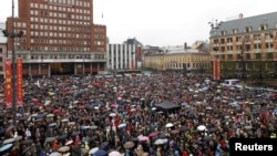 Thousands of people turned up in poor weather to participate in the singing of "The Children of the Rainbow" in Oslo.