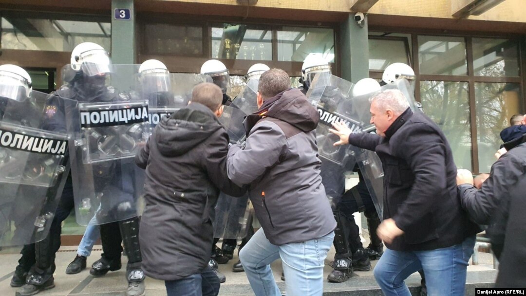 Opozicija drugi dan zaredom pokušava da blokira ulaz u Više javno tužilaštvo u Novom Sadu, 20. novembar 2024.