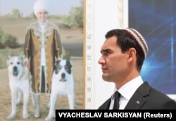 Türkmenistanyň premýer-ministriniň orunbasary Serdar Berdimuhamedow Türkmen atlarynyň hem türkmen Alabaý itiniň güni mynasybetli Aşgabadyň eteginde gurnalan dabarada. 2021-nji ýylyň 25-nji apreli.