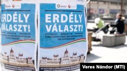 Amagyarországi országgyűlési választáson való részvételre buzdító plakát Csíkszereda sétálóutcáján 2018-ban