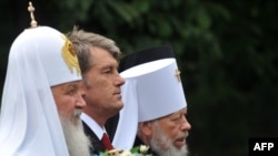 მარცხნიდან: პატრიარქი კირილე, უკრაინის პრეზიდენტი ვიქტორ იუშჩენკო და უკრაინის მართლმადიდებელი ეკლესიის მიტროპოლიტი ვოლოდიმირი