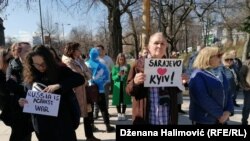 Građani na skupu solidarnosti sa narodom Ukrajine