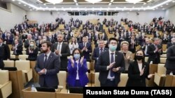 Attendees stand during a plenary meeting of the Russian State Duma. (file photo)