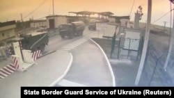 Видеокамерада Кырымнан Русия гаскәрләренең Каланчак чик капкасы аша Украианадагы Херсон өлкәсенә бәреп керүе мизгеле