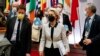 Ursula von der Leyen, az Európai Bizottság elnöke távozik az Ukrajnával foglalkozó rendkívüli EU-csúcsról Brüsszelben 2022. február 25-én