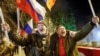 Oroszbarát aktivisták ünnepelnek Donyeck városában, miután Vlagyimir Putyin orosz elnök bejelentette, hogy Oroszország elismeri a szakadár luhanszki és donyecki köztársaság függetlenségét 2022. február 21-én