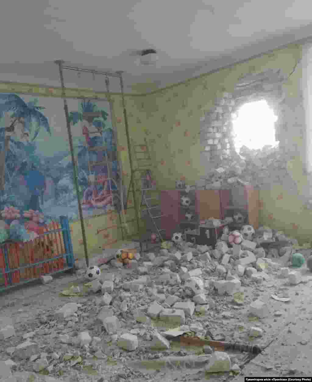 Heavy damage to a kindergarten in the frontline town of Stanytsya Luhanska. A total of 20 children and 18 staff were in the building that was shelled. Two women and one man were injured on the morning of February 17.