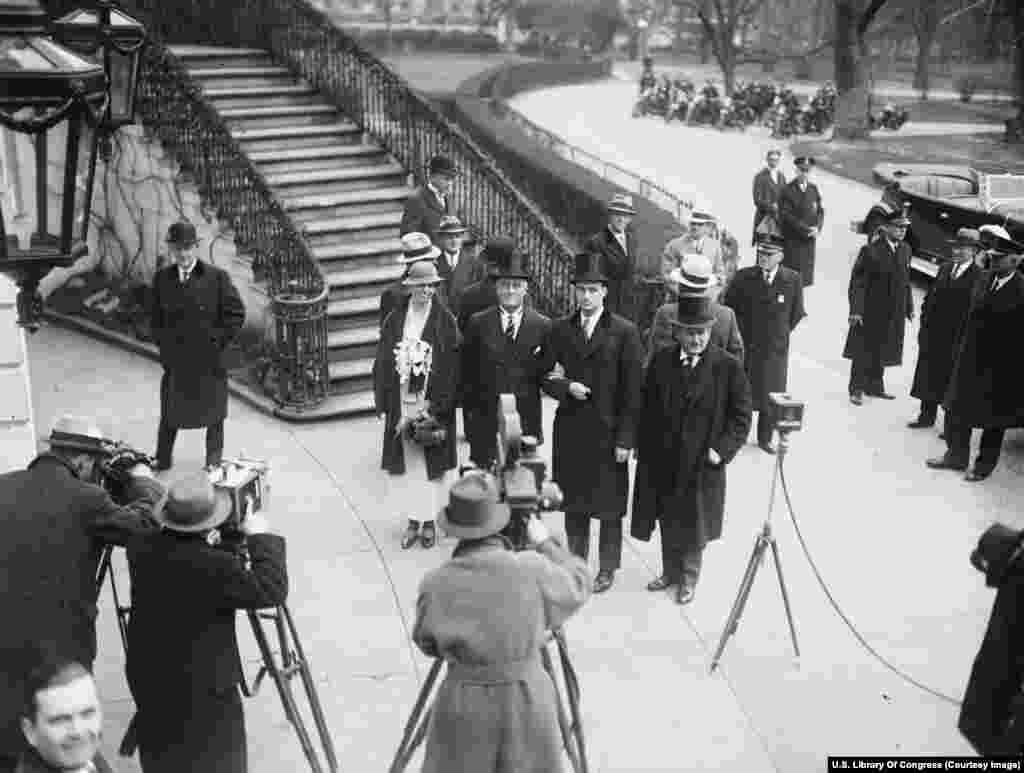 Ýaňy wezipesine başlan prezident Franklin Delano Ruzwelt (ortada, ala galstukly) 1933-nji ýylyň 4-nji martynda aýaly Eleanora we ogly Jeýms bilen Ak tama gelýär. Prezident 1933-1945-nji ýyllar aralygynda, öň görülmedik dört möhlete gulluk eder. 1951-nji ýylda Konstitusiýa girizilen düzediş mümkin bolan prezidentlik möhletiniň çägini iki möhlete getirdi.