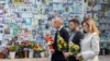 Канадскиот премиер Марк Карни, украинскиот претседател Володимир Зеленски и првата дама Олена Зеленска на церемонија на положување цвеќе на Ѕидот на сеќавањето на паднатите бранители на Украина во Киев