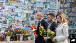 Канадскиот премиер Марк Карни, украинскиот претседател Володимир Зеленски и првата дама Олена Зеленска на церемонија на положување цвеќе на Ѕидот на сеќавањето на паднатите бранители на Украина во Киев