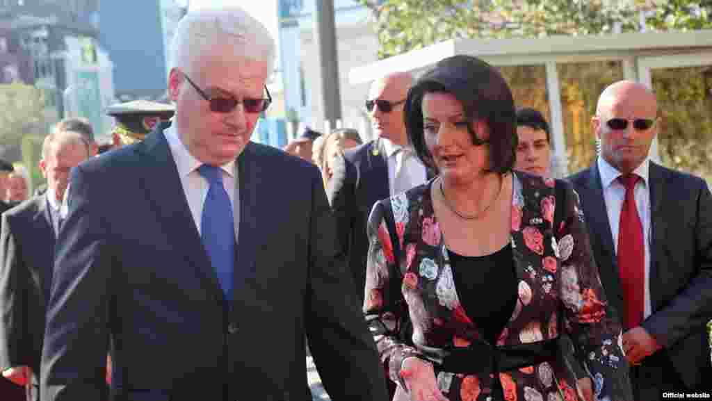 Hrvatski predsjednik Ivo Josipović sa predsjednicom Kosova Atifete Jahjaga, Priština, 6. septembar 2013.
