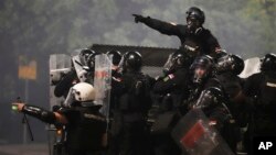 Pripadnici Žandarmerije patroliraju u kamionu tokom antivladinog protesta u blizini kancelarije Srpske napredne stranke u Beogradu, Srbija, 15. avgusta 2025.