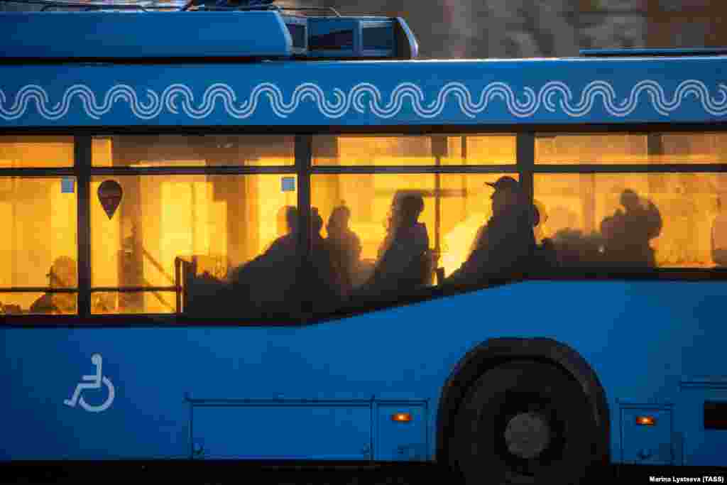 Pasageri circulând cu troleibuzul în februarie 2020. Ultimele troleibuze au fost retrase din circulație pe 25 august 2020.
