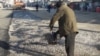 Жаңы басылып жаткан асфальт жол.