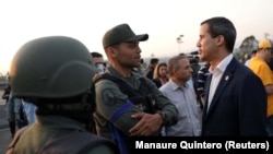 Liderul opoziției din Venezuela Juan Guaido vorbind unui militar, 30 aprilie 2019 