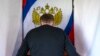Мальчик верхом на лошади пасет отару овец в селе Кой-Таш недалеко от Бишкека, Кыргызстан