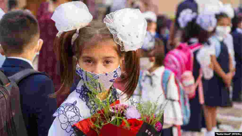 La Dușanbe noul an de studii a început pe 17 august. Profesorii tadjici s-au plâns de prezență redusă. Ei au mers pe la casele elevilor pentru a discuta cu părinții care își fac griji că lipsesc măsurile de protecție.