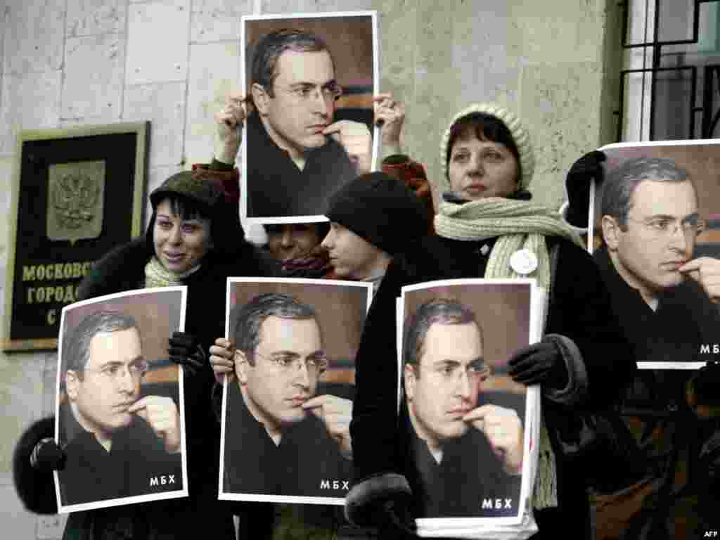 Protest pristalica Khodorkovskog ispred suda u Moskvi, 15. januar 2004.