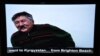 Көргөзмөдөгү видео инсталяциядагы кыргыз Нью-Йорктто кантип келгенин айтып берип жатат.