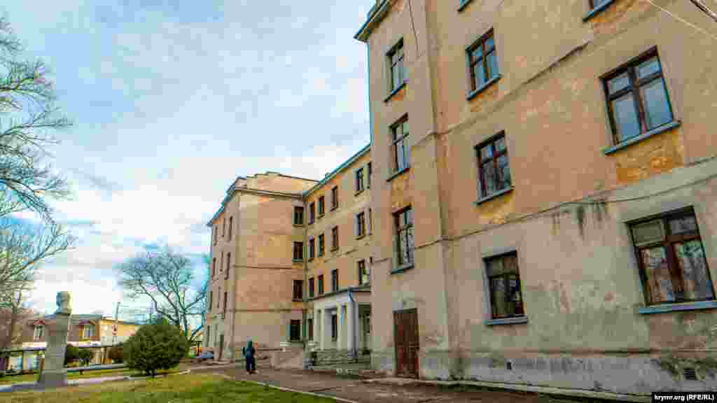 На Студентській вулиці розташований гуртожиток №1 Таврійської академії російського «Кримського федерального університету» з погруддям Михайла Фрунзе перед головними воротами