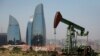 Нафтавая помпа-журавель на тле хмарачосаў Баку