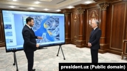 Эмин Агаларов Чорвоқда қурилиши режаланган Sea Breeze Uzbekistan туризм мажмуаси лойиҳасини президент Шавкат Мирзиёевга тақдим қилмоқда. Тошкент, Ўзбекистон. 2024 йил, декабрь
