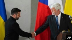 Ukrainian President Volodymyr Zelenskyy shakes hands with Czech President Petr Pavel in Prague on May 4.