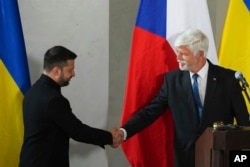 Czech President Petr Pavel (right) shake hands with his Ukrainian counterpart, Volodymyr Zelenskyy, after their press conference at the Prague Castle on May 4.