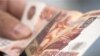În decurs de o săptămîna rubla a scuzut cu aproape 4 procente