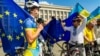 Учасники велосипедного «Євромарафону» розгортають прапори ЄС у день підписання законодавчого акту про безвізовий режим між Україною та Європейським союзом. Ужгород, 17 травня 2017 року