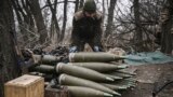 Военнослужащий ВСУ в Донбассе готовит к бою снаряды калибра 155 мм