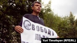 Opozicioni lider Boris Nemtsov protestuje ispred zgrade u kojoj je zatvoren ruski aktivista za ljudsja prava Lev Ponomarjov, 26 avgust 2010