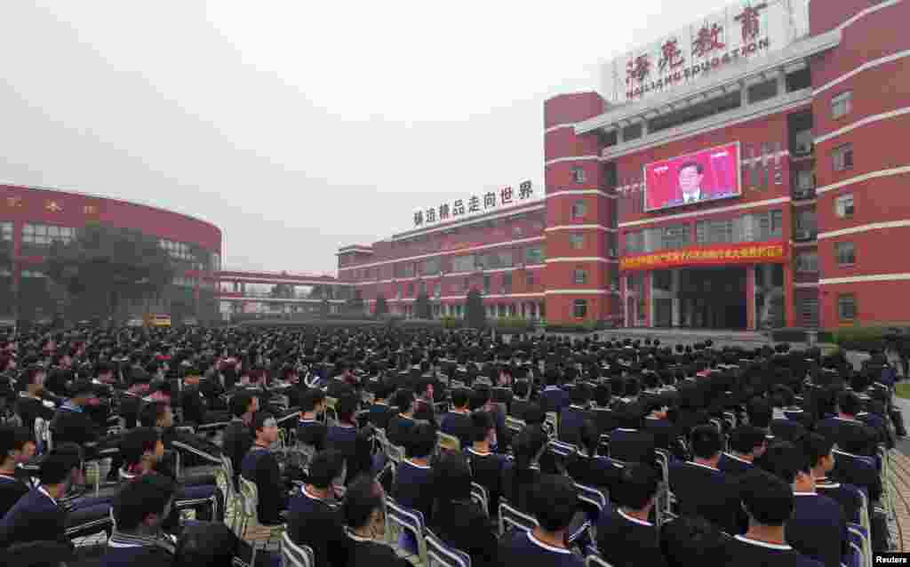 Srednjoškolci u Zhujiu prate dešavanja na kongresu, 8. novembar 2012. Foto: REUTERS / China Daily 
