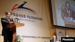 «Բարգավաճ Հայաստան» կուսակցության համագումարը, ամբիոնի մոտ է կուսակցության ղեկավար Գագիկ Ծառուկյանը, 12-ը փետրվարի, 2011թ.