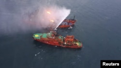Рятувальне судно гасить танкер, що горить у Чорному морі