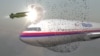 Buk raketasy Malaýziýanyň MH17 uçarynyň golaýynda partlaýar.
