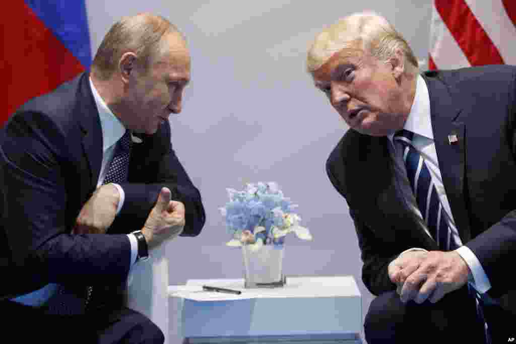 Президент США Дональд Трамп разговаривает с Путиным на саммите G-20 7 июля 2017 года в Гамбурге, Германия.