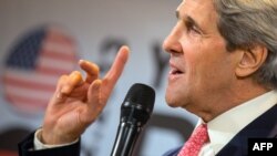 John Kerry adresându-se tinerilor la Berlin