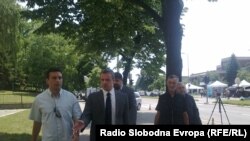 Roditelji ubijenih gardista ispred Specijalnog suda u Beogradu 2011. godine. 