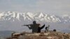 Turiști lângă silueta unui soldat israelian, pe Muntele Bental, Înălțimile Golan. 22 martie 2019