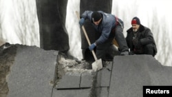 La un Lenin parțial distrus de o explozie...