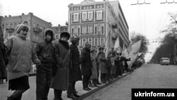 Participants in the human chain in Kyiv on January 22, 1990