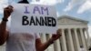 Mehrad Ansari din Iran ţine în mâini un afiş în faţa Curţii Supreme a Statelor Unite după ce interdicţia de călătorie impusă de preşedintele Trump a fost acceptată la Washington