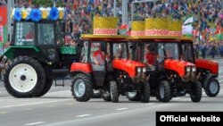 Ілюстрацыйнае фота. Беларускія трактары МТЗ (на парадзе 3 ліпеня 2017 году)