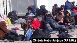 Migrantët "braktisin" Maqedoninë