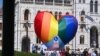 Flashmobbal tiltakoznak aktivisták a homofób pedofiltörvény hatálybalépése ellen a Parlament előtt Budapesten, 2021. július 8-án