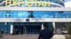 Перед зданием головного офиса президентской партии "Нур Отан". Астана, 12 сентября 2013 года.