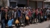 Palestinezët duke pritur pranë një qendre të GHF-së për shpërndarjen e ndihmës në Rripin e Gazës më 30 maj. 